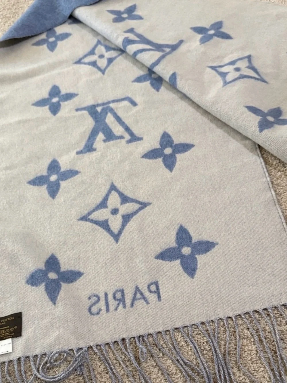 Louis Vuitton Blue and Cream Reversible Cashmere Scarf - Picture 3 of 3